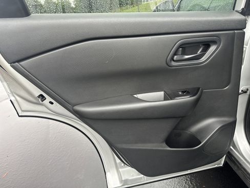 Used 2024 Nissan Rogue S FWD image 9