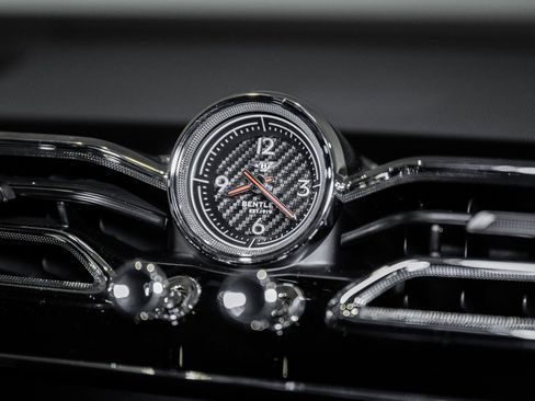 Used 2025 Bentley Bentayga image 35