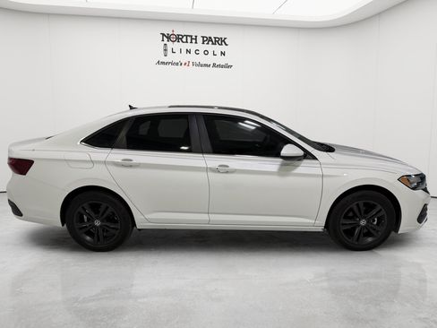 Used 2024 Volkswagen Jetta SE w/ Panoramic Sunroof Package FWD image 6