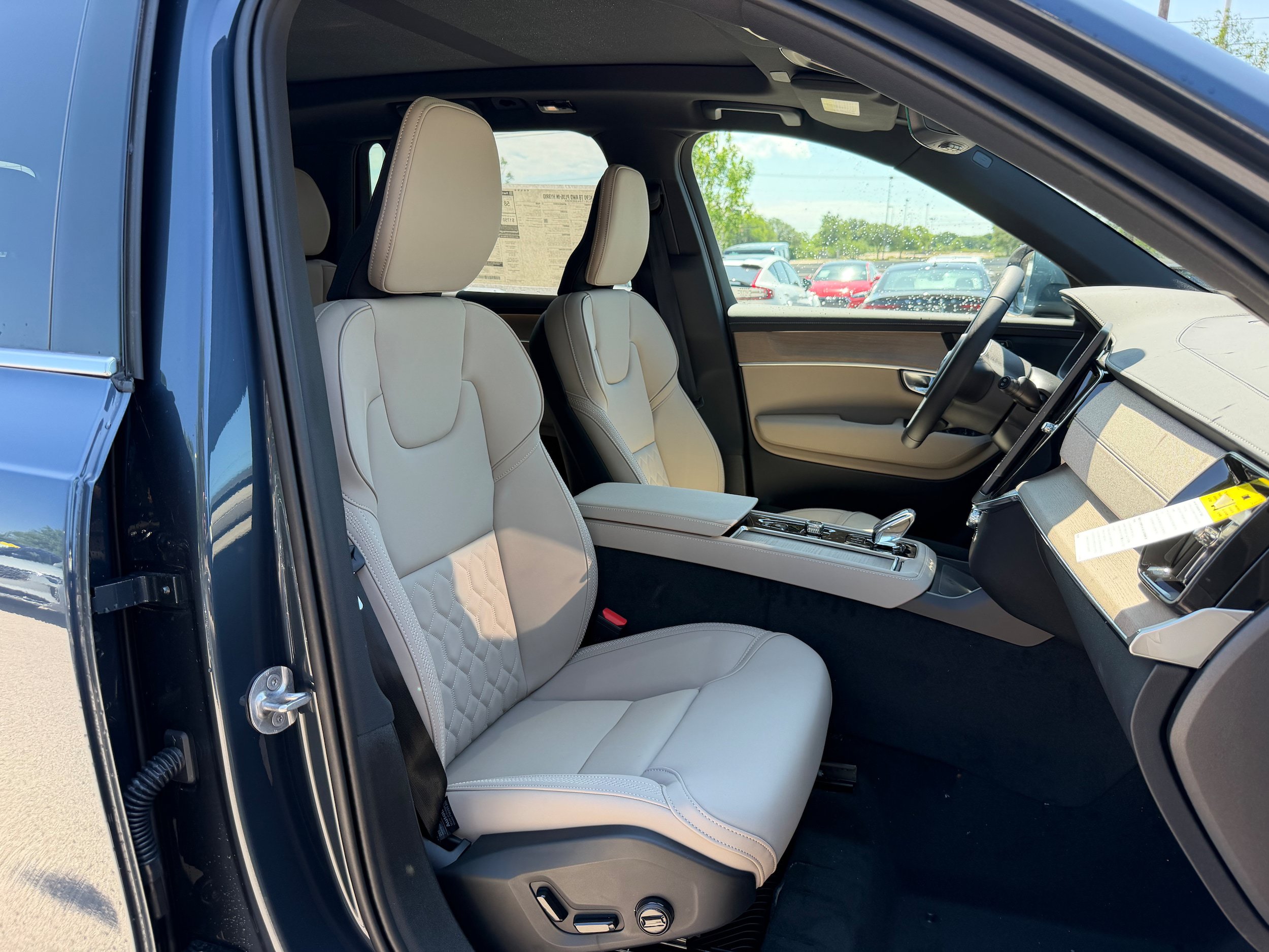 New 2026 Volvo XC90 T8 Plus w/ Protection Package Premier AWD/4WD image 8