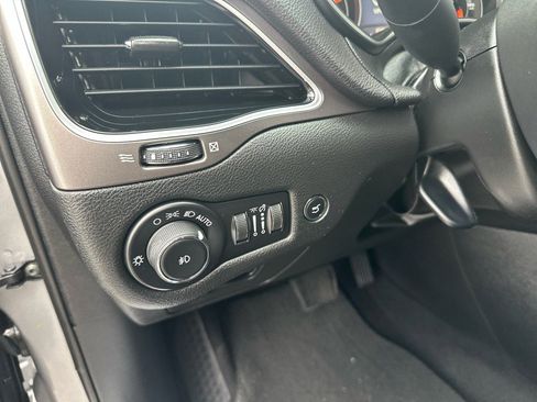 Used 2019 Jeep Cherokee Limited image 15