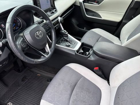 Used 2021 Toyota RAV4 XLE w/ Convenience Package image 9