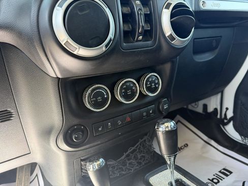 Used 2016 Jeep Wrangler Unlimited Rubicon w/ Connectivity Group AWD/4WD image 10
