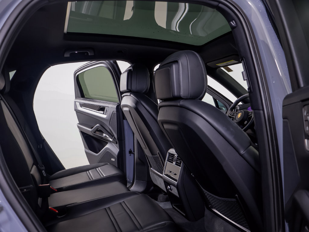 Certified 2026 Porsche Cayenne E-Hybrid Coupe AWD/4WD image 9
