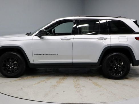 Used 2024 Jeep Grand Cherokee Altitude image 9