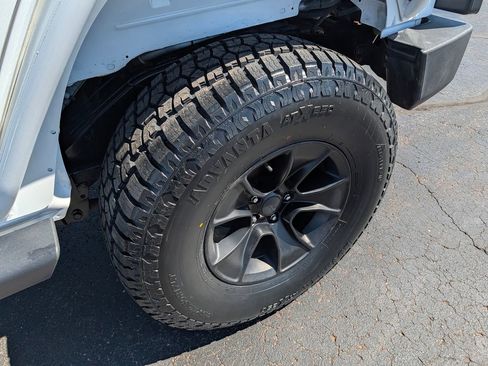 Used 2017 Jeep Wrangler Unlimited Sahara AWD/4WD image 10