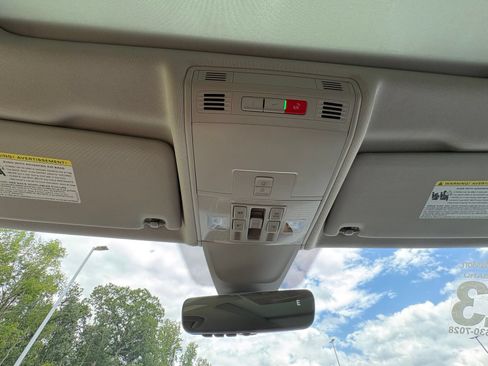 Used 2023 Volkswagen Tiguan SE w/ Panoramic Sunroof Package FWD image 23