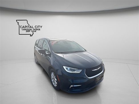 Used 2024 Chrysler Pacifica Touring-L w/ Uconnect Theater Family Group image 4