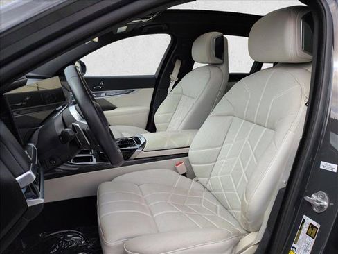 Used 2023 BMW i7 xDrive60 AWD/4WD image 17