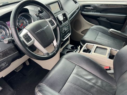 Used 2015 Chrysler Town & Country Touring image 7