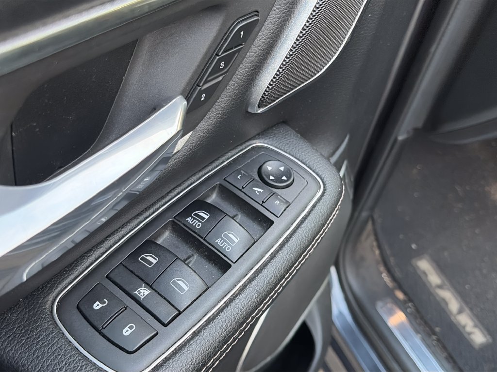 Used 2019 RAM 1500 Laramie AWD/4WD image 17
