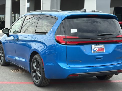 New 2026 Chrysler Pacifica Limited image 3