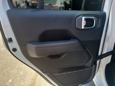 Used 2022 Jeep Wrangler Unlimited Sahara image 10