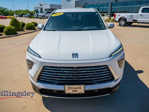 Used 2025 Buick Enclave Preferred FWD image 2
