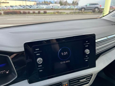 Used 2025 Volkswagen Jetta SE image 18