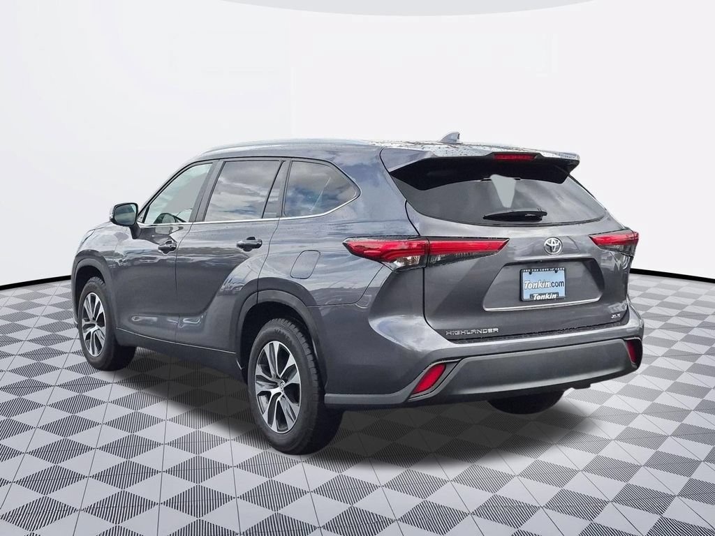 Used 2023 Toyota Highlander XLE FWD image 3