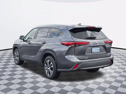 Used 2023 Toyota Highlander XLE FWD image 3