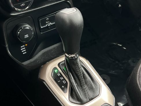 Used 2017 Jeep Renegade Latitude w/ Popular Equipment Group AWD/4WD image 22