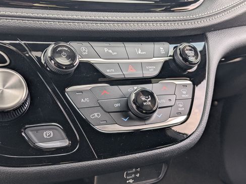 New 2026 Chrysler Pacifica Select image 19