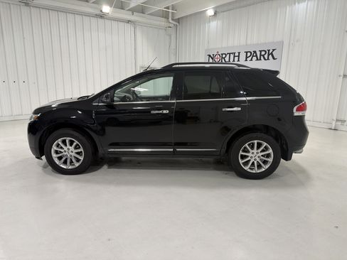 Used 2013 Lincoln MKX FWD image 2