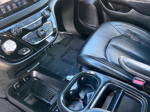 Used 2018 Chrysler Pacifica Touring-L w/ Premium Audio Group image 16
