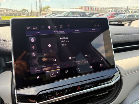 Used 2025 Jeep Compass Limited image 14