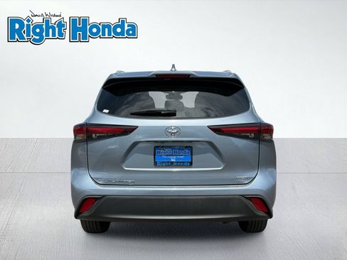 Used 2024 Toyota Highlander XLE FWD image 7