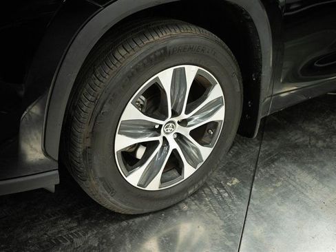 Used 2024 Toyota Highlander XLE AWD/4WD image 4