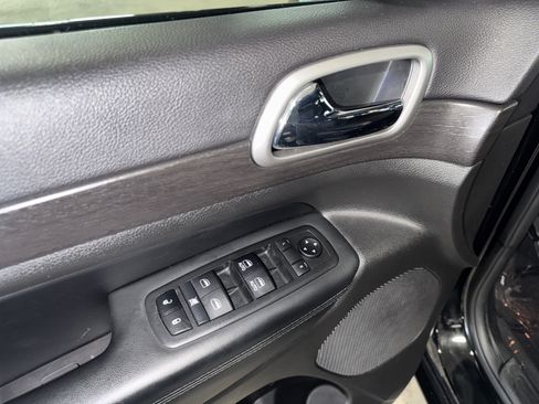 Used 2018 Jeep Grand Cherokee Altitude RWD image 17