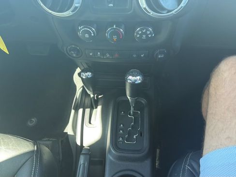 Used 2015 Jeep Wrangler Unlimited Rubicon w/ Connectivity Group AWD/4WD image 23