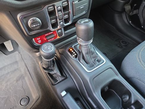 Used 2024 Jeep Wrangler Unlimited AWD/4WD image 27