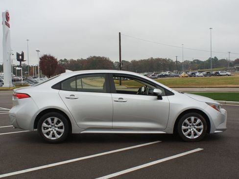 Used 2020 Toyota Corolla LE image 18