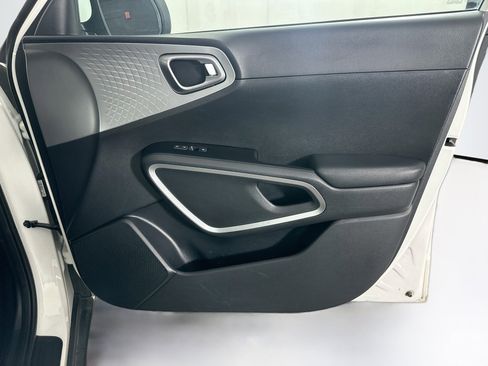 Used 2025 Kia Soul LX w/ LX Technology Package FWD image 30