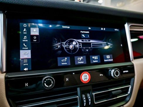 Used 2023 Porsche Macan w/ Premium Package Plus image 39