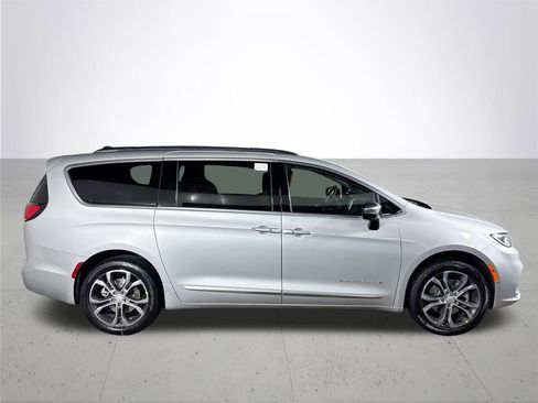 New 2026 Chrysler Pacifica Pinnacle image 5