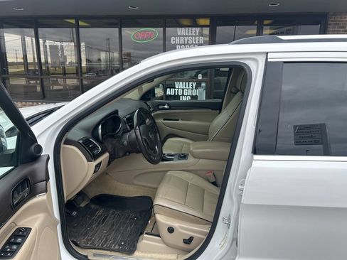 Used 2019 Jeep Grand Cherokee Overland AWD/4WD image 15