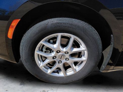 Used 2023 Chrysler Pacifica Touring-L FWD image 8