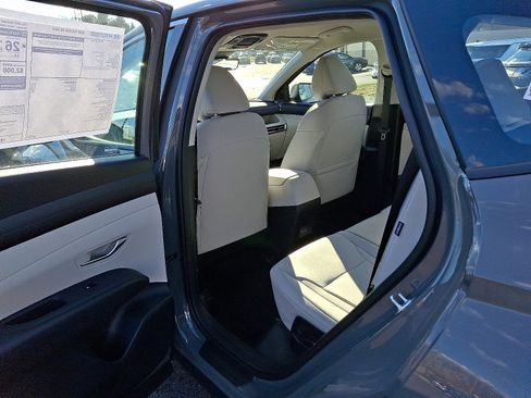 Certified 2025 Hyundai Tucson SE image 6