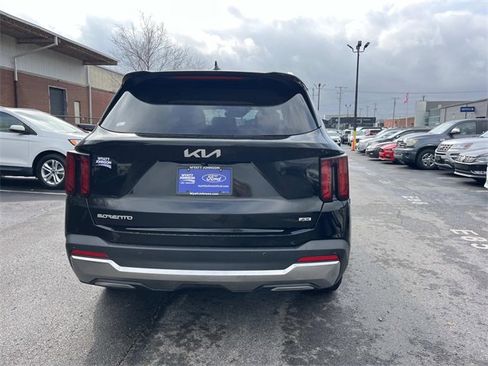 Used 2024 Kia Sorento S image 4