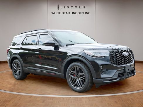 Used 2025 Ford Explorer ST image 3