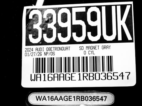 Used 2024 Audi Q8 e-tron Prestige image 31