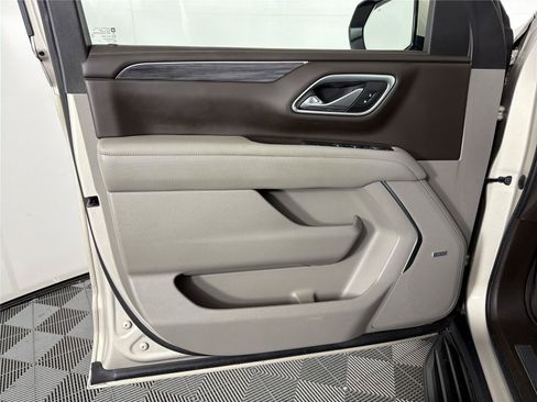Certified 2021 GMC Yukon XL SLT w/ SLT Luxury Plus Package AWD/4WD image 8