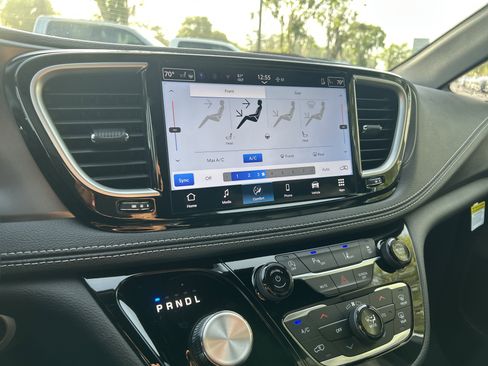 New 2026 Chrysler Pacifica Select image 28