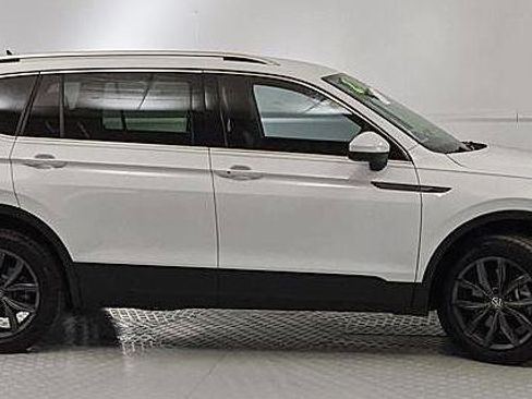 Used 2022 Volkswagen Tiguan SE image 2