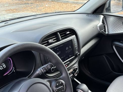 Used 2025 Kia Soul LX w/ LX Technology Package FWD image 30