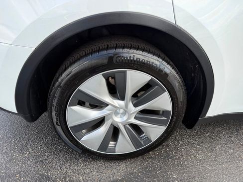 Used 2023 Tesla Model Y Long Range image 32