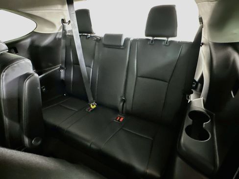 Used 2021 Toyota Highlander XLE FWD image 30