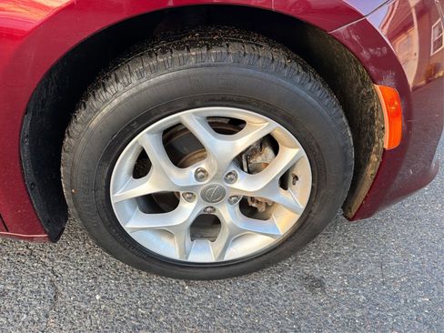 Used 2017 Chrysler Pacifica Touring-L w/ Tire & Wheel Group image 14