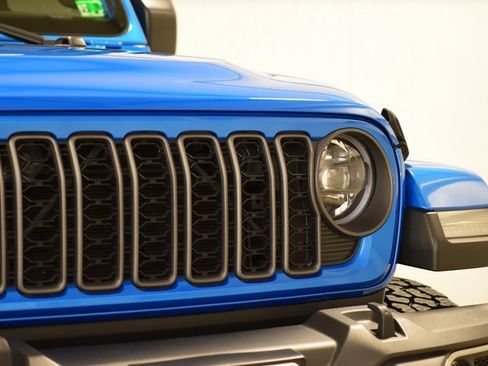 Used 2024 Jeep Gladiator Sport image 11