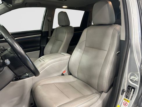Used 2018 Toyota Highlander Limited FWD image 12
